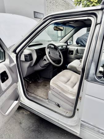 1993 Dodge Grand Caravan ES — photo 10