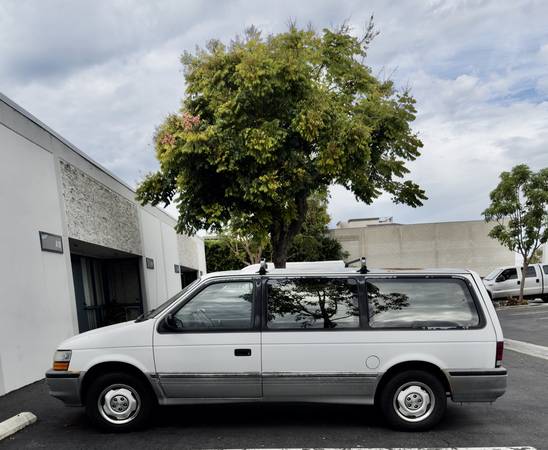 1993 Dodge Grand Caravan ES — photo 2