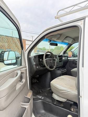 2014 GMC Savana 2500 Work Van Rear-wheel Drive Cargo Van Automatic — photo 4