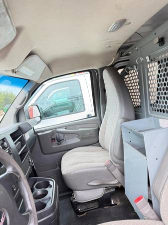 2014 GMC Savana 2500 Work Van Rear-wheel Drive Cargo Van Automatic — photo 5