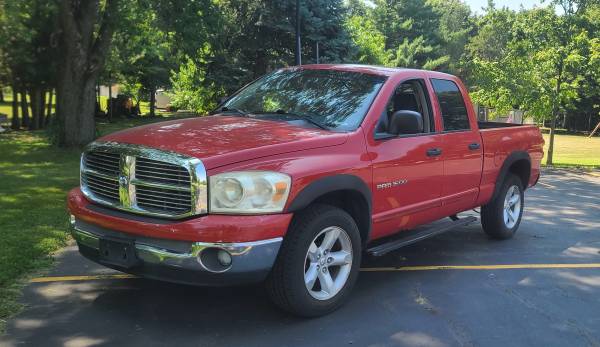 2007 Dodge RAM 1500 SLT 4x4 Quad Cab 160.5 in. WB Automatic — photo 1