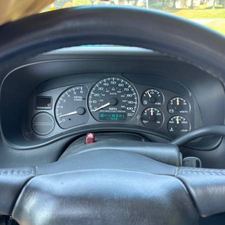 2002 Chevrolet Avalanche 1500 Base 4x2 Automatic — photo 11