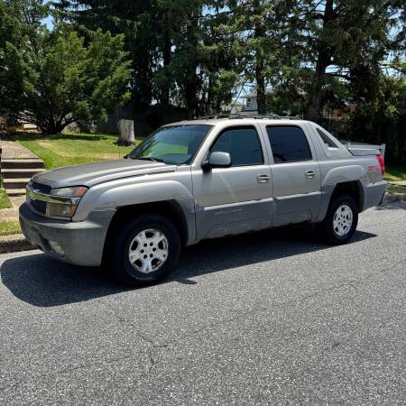 2002 Chevrolet Avalanche 1500 Base 4x2 Automatic — photo 1