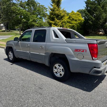 2002 Chevrolet Avalanche 1500 Base 4x2 Automatic — photo 3