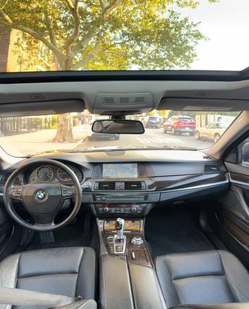 2012 BMW 528i Xdrive — photo 11