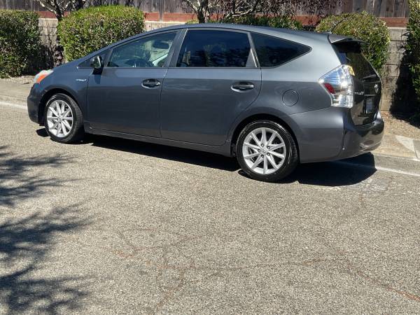 2014 Toyota Prius V Five 5dr Wagon CVT — photo 3