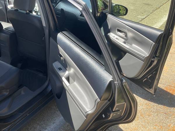 2014 Toyota Prius V Five 5dr Wagon CVT — photo 9