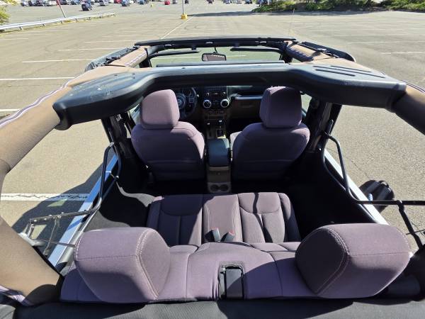 2014 Jeep Wrangler Sahara — photo 11