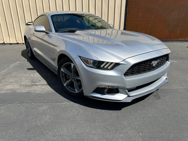 2015 Ford Mustang V6 2dr Fastback Manual — photo 2