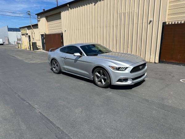2015 Ford Mustang V6 2dr Fastback Manual — photo 4