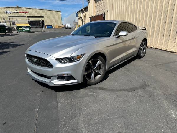 2015 Ford Mustang V6 2dr Fastback Manual — photo 1