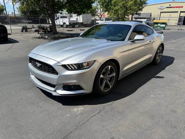 2015 Ford Mustang V6 2dr Fastback Manual — photo 5