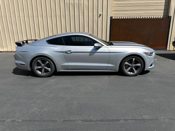 2015 Ford Mustang V6 2dr Fastback Manual — photo 3