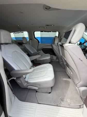 2018 Chrysler Pacifica Touring L Front-wheel Drive Passenger Van Automatic — photo 6