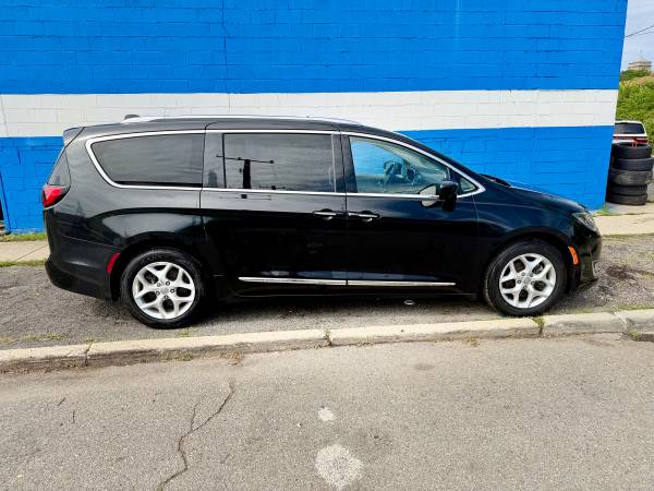 2018 Chrysler Pacifica Touring L Front-wheel Drive Passenger Van Automatic — photo 4