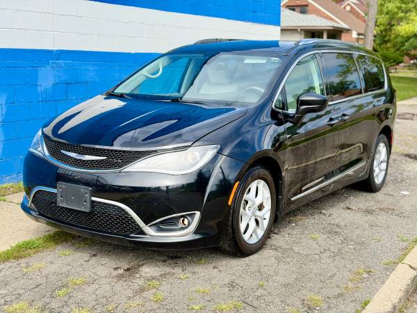 2018 Chrysler Pacifica Touring L Front-wheel Drive Passenger Van Automatic — photo 1