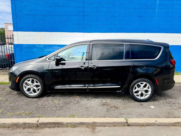 2018 Chrysler Pacifica Touring L Front-wheel Drive Passenger Van Automatic — photo 3