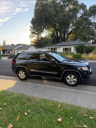 2011 Jeep Grand Cherokee Laredo 4dr 4x2 Automatic — photo 2