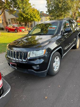 2011 Jeep Grand Cherokee Laredo 4dr 4x2 Automatic — photo 1