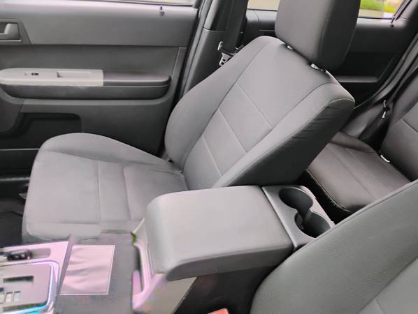 2011 Ford Escape XLT 4dr Front-wheel Drive Automatic — photo 9