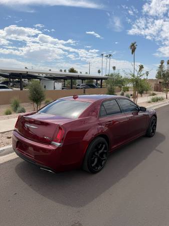 2019 Chrysler 300s — photo 3