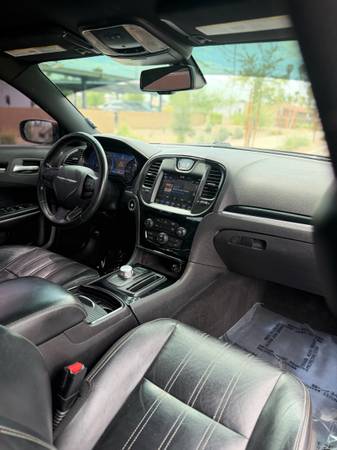 2019 Chrysler 300s — photo 6