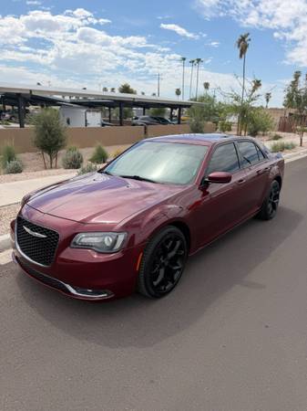 2019 Chrysler 300s — photo 2