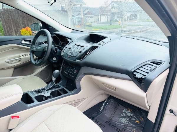 2017 Ford Escape SE 4dr Front-wheel Drive Automatic — photo 5