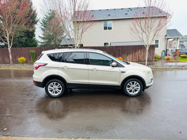 2017 Ford Escape SE 4dr Front-wheel Drive Automatic — photo 4