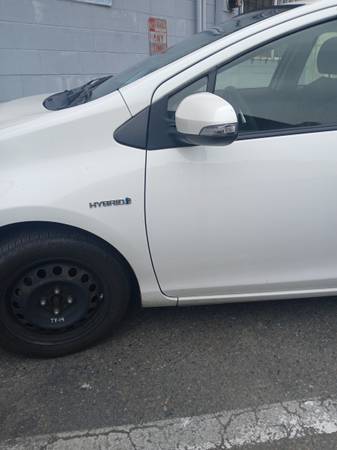 2015 Toyota Prius Two 5dr Hatchback CVT — photo 2