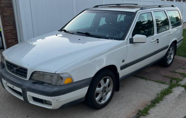 2000 Volvo V70 SE 4dr Station Wagon Manual — photo 2