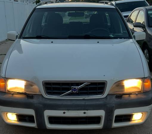 2000 Volvo V70 SE 4dr Station Wagon Manual — photo 1