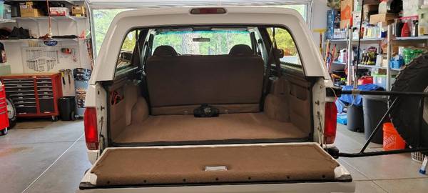 1994 Ford Bronco Base 2dr XLT 4WD SUV — photo 9