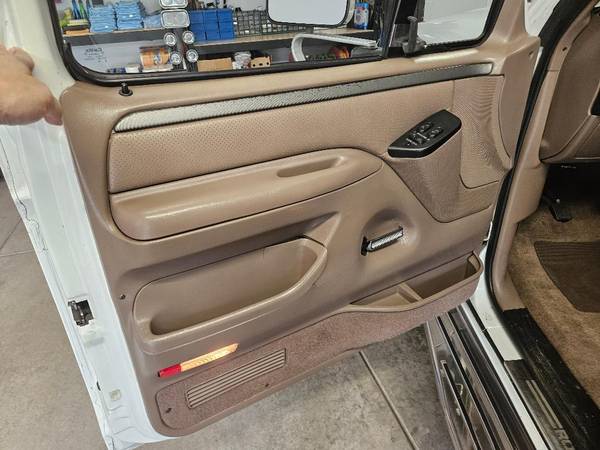 1994 Ford Bronco Base 2dr XLT 4WD SUV — photo 12