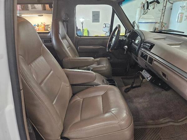 1994 Ford Bronco Base 2dr XLT 4WD SUV — photo 8