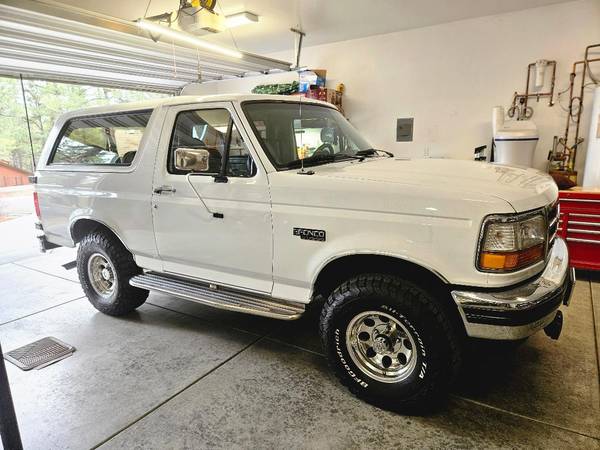 1994 Ford Bronco Base 2dr XLT 4WD SUV — photo 2