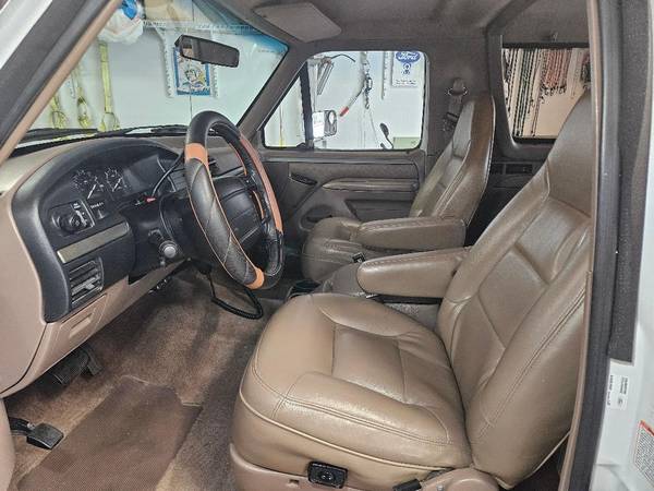 1994 Ford Bronco Base 2dr XLT 4WD SUV — photo 11