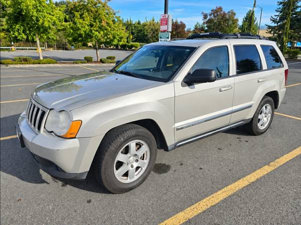 2010 Jeep Grand Cherokee Laredo 4dr 4x4 Automatic — photo 1