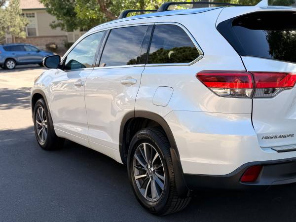 2018 Toyota Highlander SE — photo 3