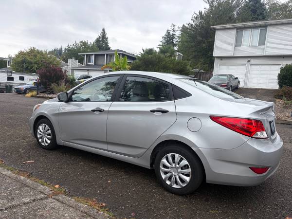 2012 Hyundai Accent GLS 4dr Sedan Automatic — photo 3