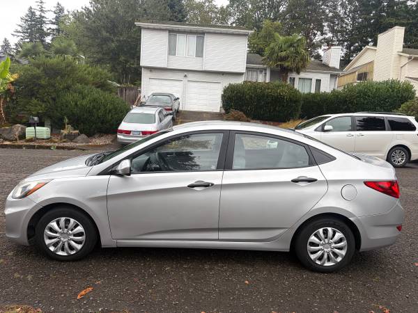 2012 Hyundai Accent GLS 4dr Sedan Automatic — photo 2