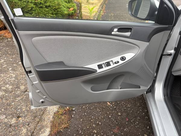 2012 Hyundai Accent GLS 4dr Sedan Automatic — photo 9
