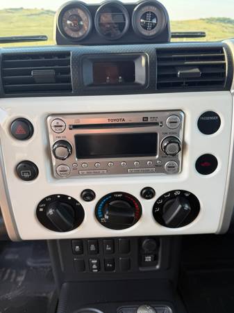 2014 Toyota FJ Cruiser Base — photo 11