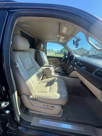 2012 GMC Yukon XL 1500 Denali 4x2 Automatic — photo 7
