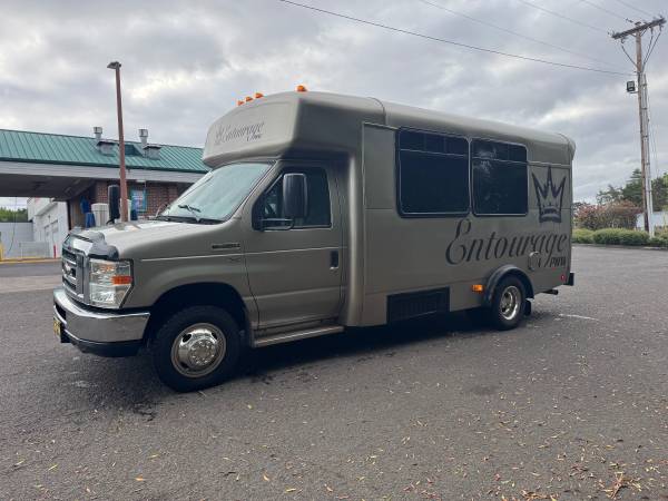 2011 Ford E 350 Super Duty XL Wagon Automatic — photo 9