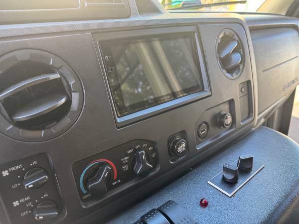 2011 Ford E 350 Super Duty XL Wagon Automatic — photo 12