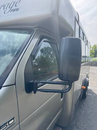 2011 Ford E 350 Super Duty XL Wagon Automatic — photo 4