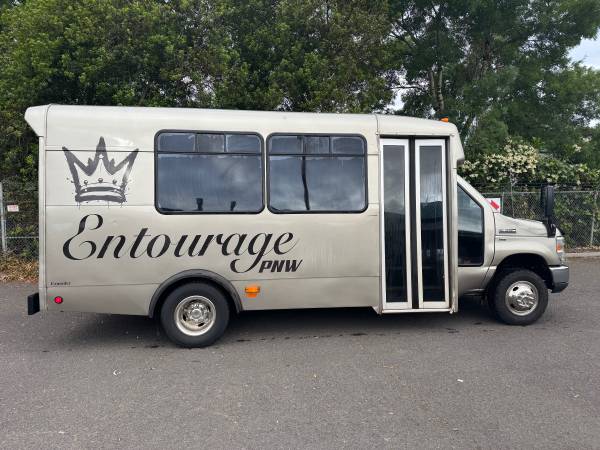 2011 Ford E 350 Super Duty XL Wagon Automatic — photo 1