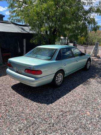 1995 Ford Taurus GL 4dr Sedan — photo 6