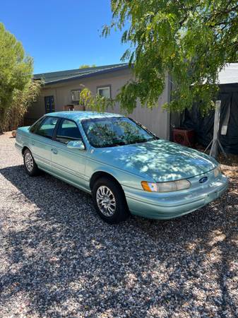 1995 Ford Taurus GL 4dr Sedan — photo 1